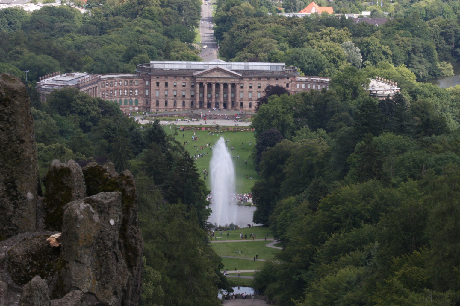 Blick vom Herkules über die Wasserspiele auf Schloss Wilhelmshöhe und Kassel